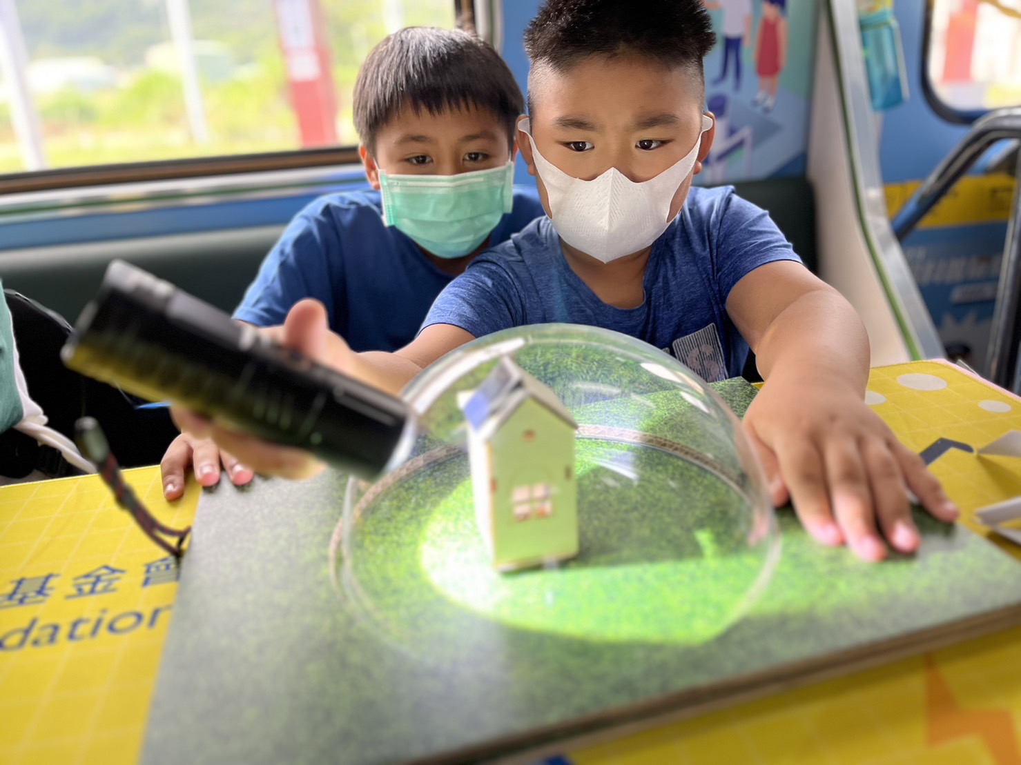 友達參與基礎科學主題車廂，以STEAM教學精神，設計「逐日科學家」、「太陽能工程師」以及「淨零建築師」三大能源科普課程和實驗