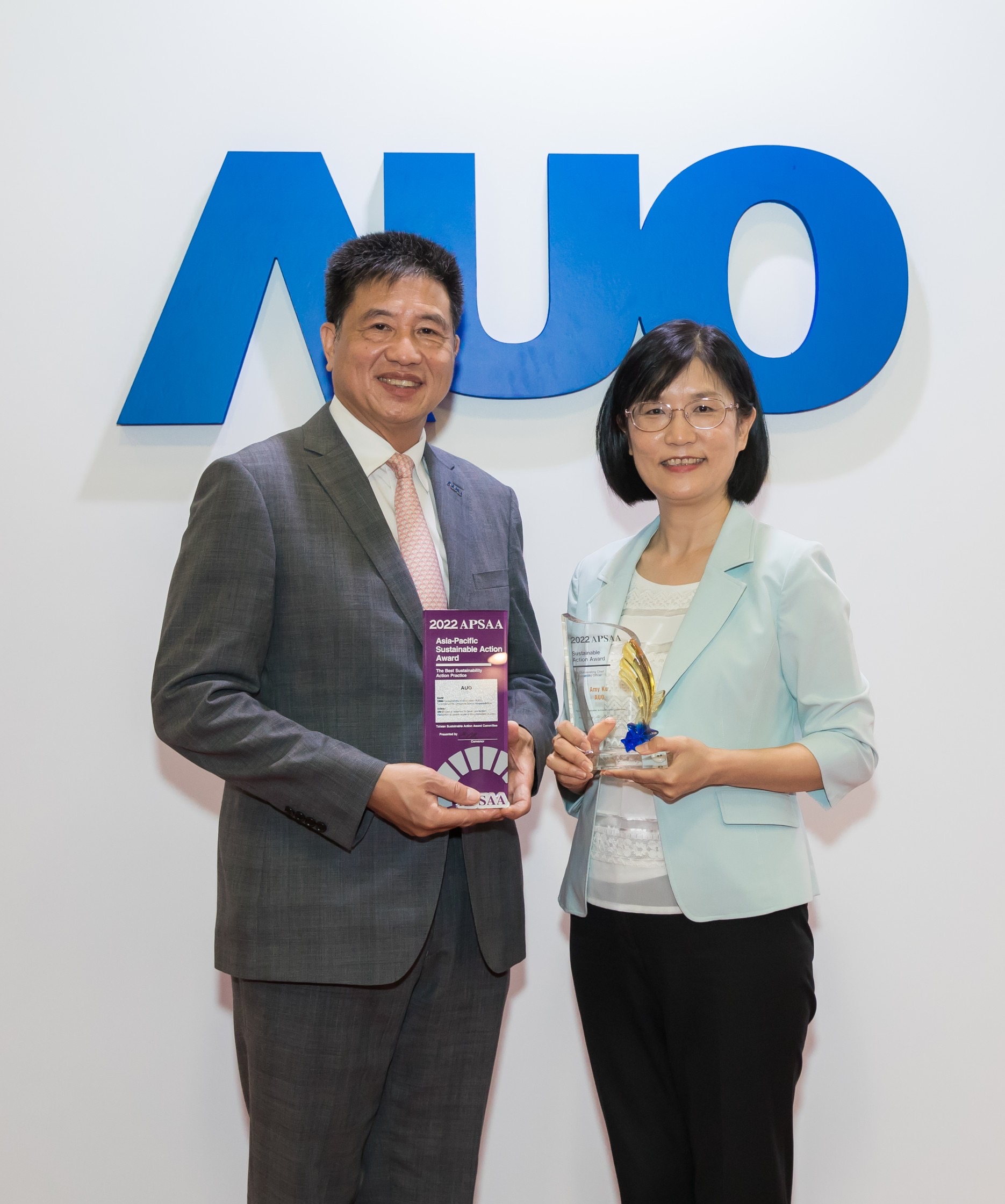 世界杯官方端网站登录入口长期垫筑永续远景的基石，透过ESG暨气候委员会逐步实践永续策略蓝图。其中，世界杯官方端网站登录入口光电永续长古秀华带领团队、制定中长期目标，缔造多面向亮眼表现，获得「顶尖永续长奖」的个人奖殊荣（左：世界杯官方端网站登录入口光电董事长暨执行长彭双浪，右：世界杯官方端网站登录入口光电永续长古秀华）