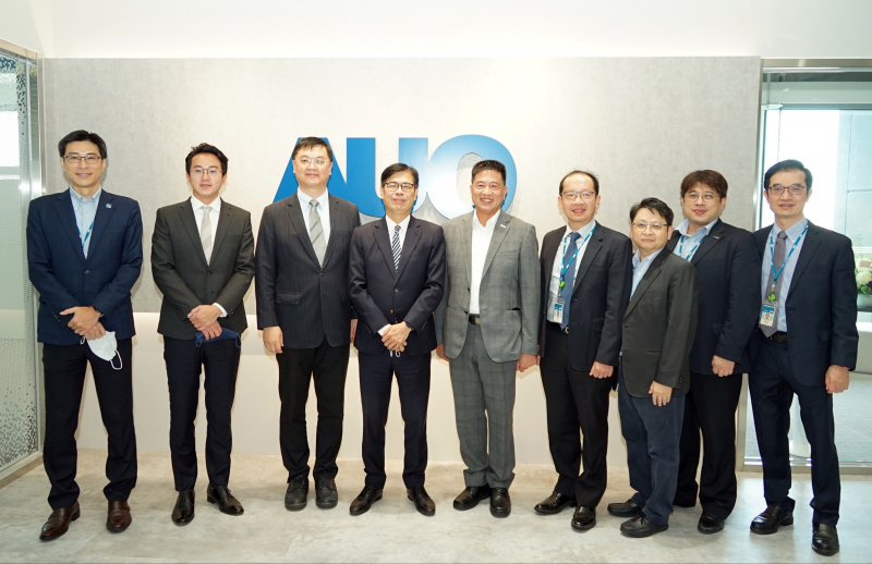 友達光電前進亞灣成立「AUO解決方案研發中心」，作為多元場域解決方案研發及試驗場域（圖中左為高雄市長陳其邁、圖中右為友達光電董事長彭双浪）