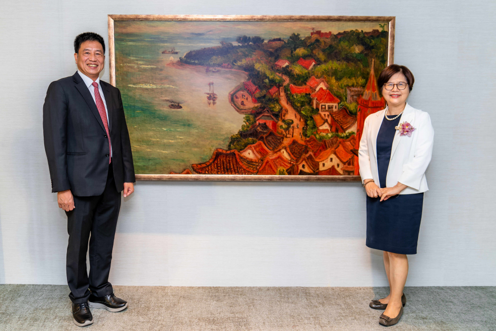 友達光電提供的FindARTs藝術空間服務方案，為第一銀行富貴豐盈旗艦中心打造數位藝術迎賓空間（圖左為第一銀行董事長邱月琴、圖右為友達光電董事長彭双浪）