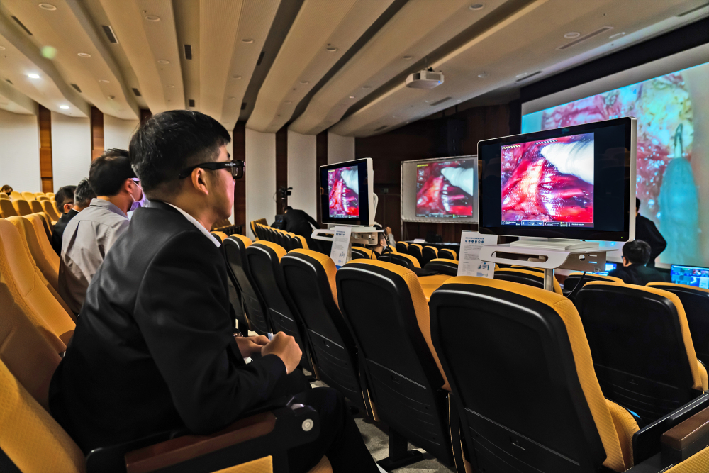達擎之「達文西外接3D影像解決方案」，將達文西手術機器手臂的3D影像即時連線轉播，在會議室觀摩的醫師們只要戴上偏光眼鏡，就能與執刀醫師看到同步的3D立體影像，如臨操作台現場，縮短達文西手術的學習曲線