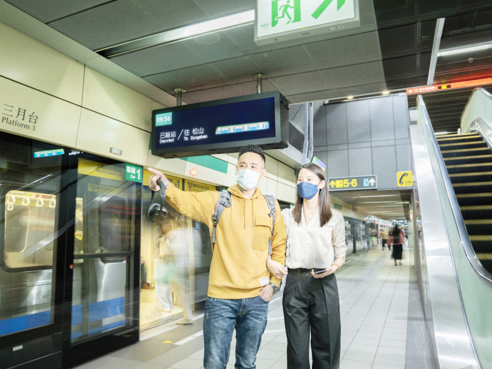 友達旗下達擎之客製化TARTAN顯示器，於台北捷運中山站亮相。以獨特長條型比例與高畫質特色，為台北捷運站帶來嶄新的都會車站風貌