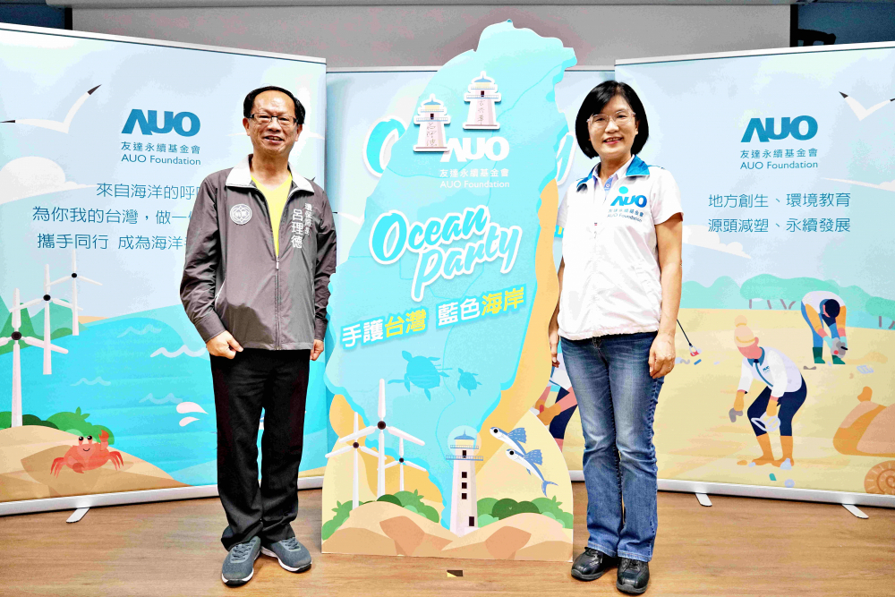 友達光電永續長古秀華（右）與桃園市環保局局長呂理德（左）進行海岸線認養儀式，簽署於象徵藍色宣言的海岸永續燈塔上，承諾以實際行動與環境教育方式，投入桃園海岸線守護行列