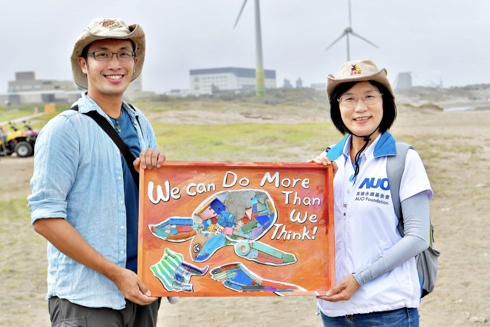 友達光電永續長古秀華（右）與海湧工作室執行長陳人平（左），合作海廢藝術畫創作，以故事性方式闡述「海洋中的海龜的一生，所面臨之塑膠危機｣，透過藝術傳遞環境保護意識