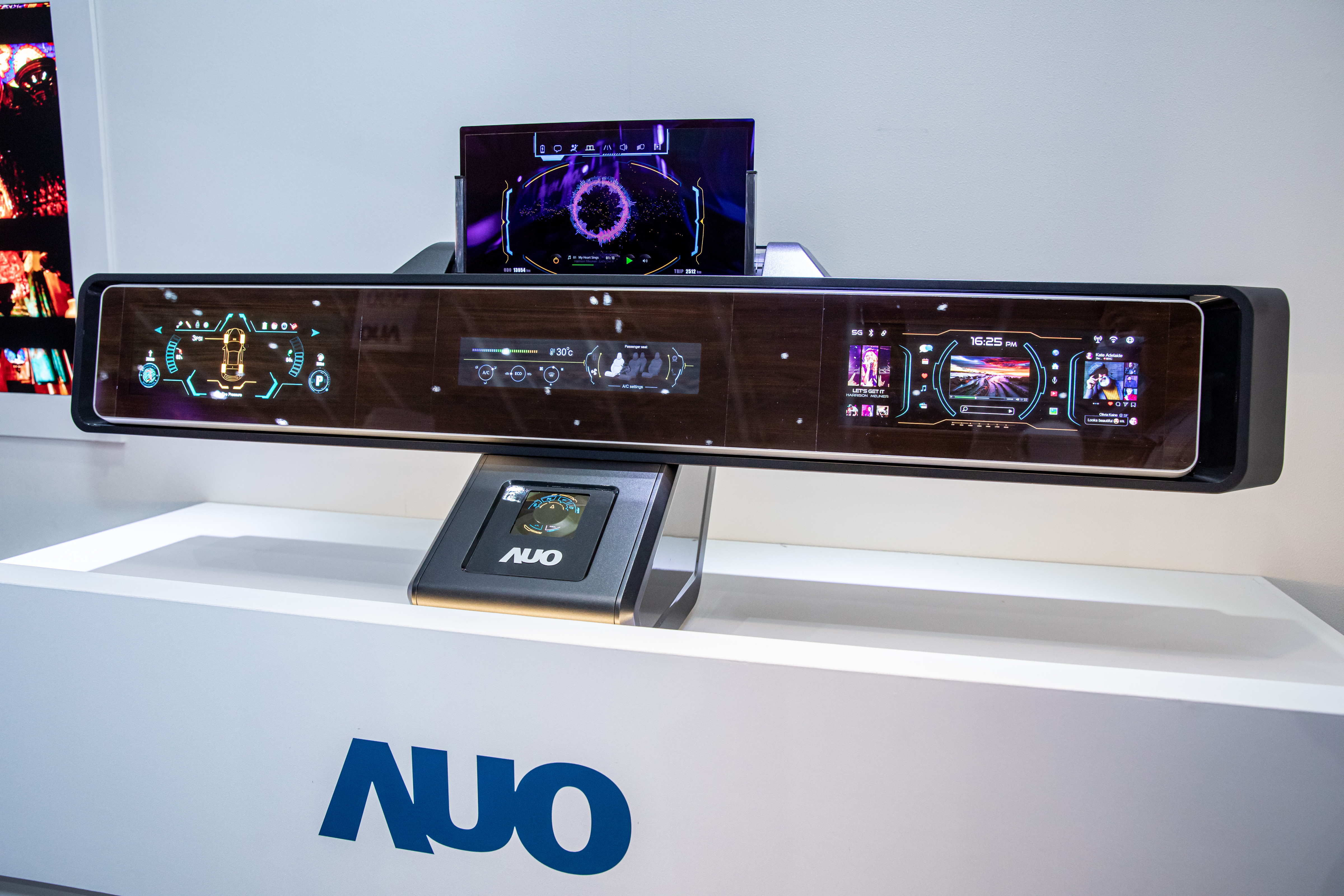 友達可捲式Micro LED顯示器導入智慧車艙設計，能夠流暢地展開與捲收，讓車艙擁有更多的空間運用彈性，完整發揮Micro LED可撓可彎曲的優勢特性