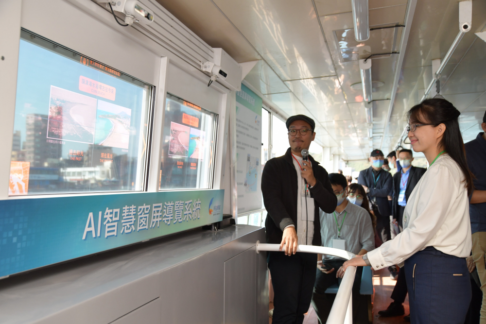 友達整合透明Micro LED智慧窗，透過景物GPS座標定位追蹤乘客視線，可即時在智慧窗提供正確的導覽資訊