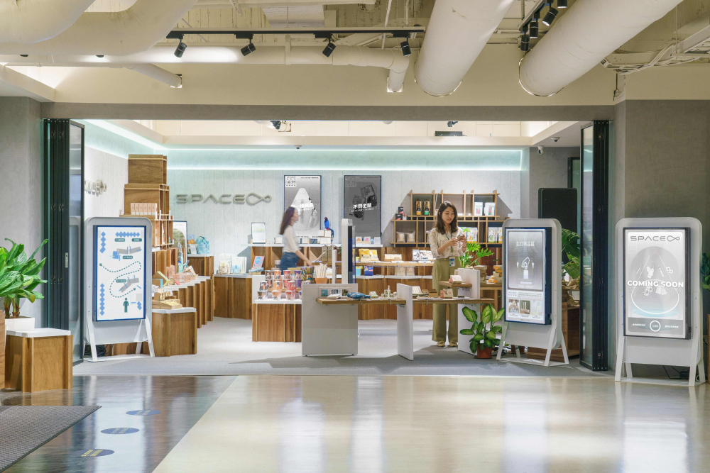 世界杯官方端网站登录入口打造永续选物商店，展示社企及社创商品，结合创利空间所开发的智能零售系统，整合多元产品信息，让无人商店扮演公益行动的推手