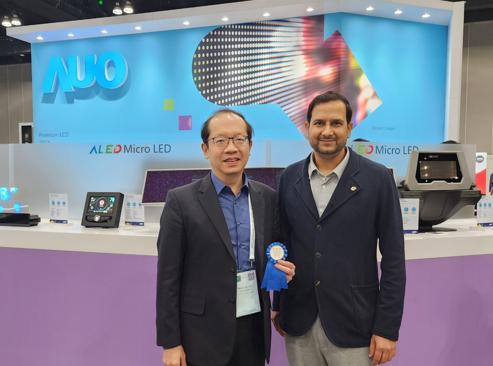 友達光電於2023 SID顯示週，由SID國際資訊顯示學會評選頒發「最佳中型展位獎」。左為友達光電技術長廖唯倫。