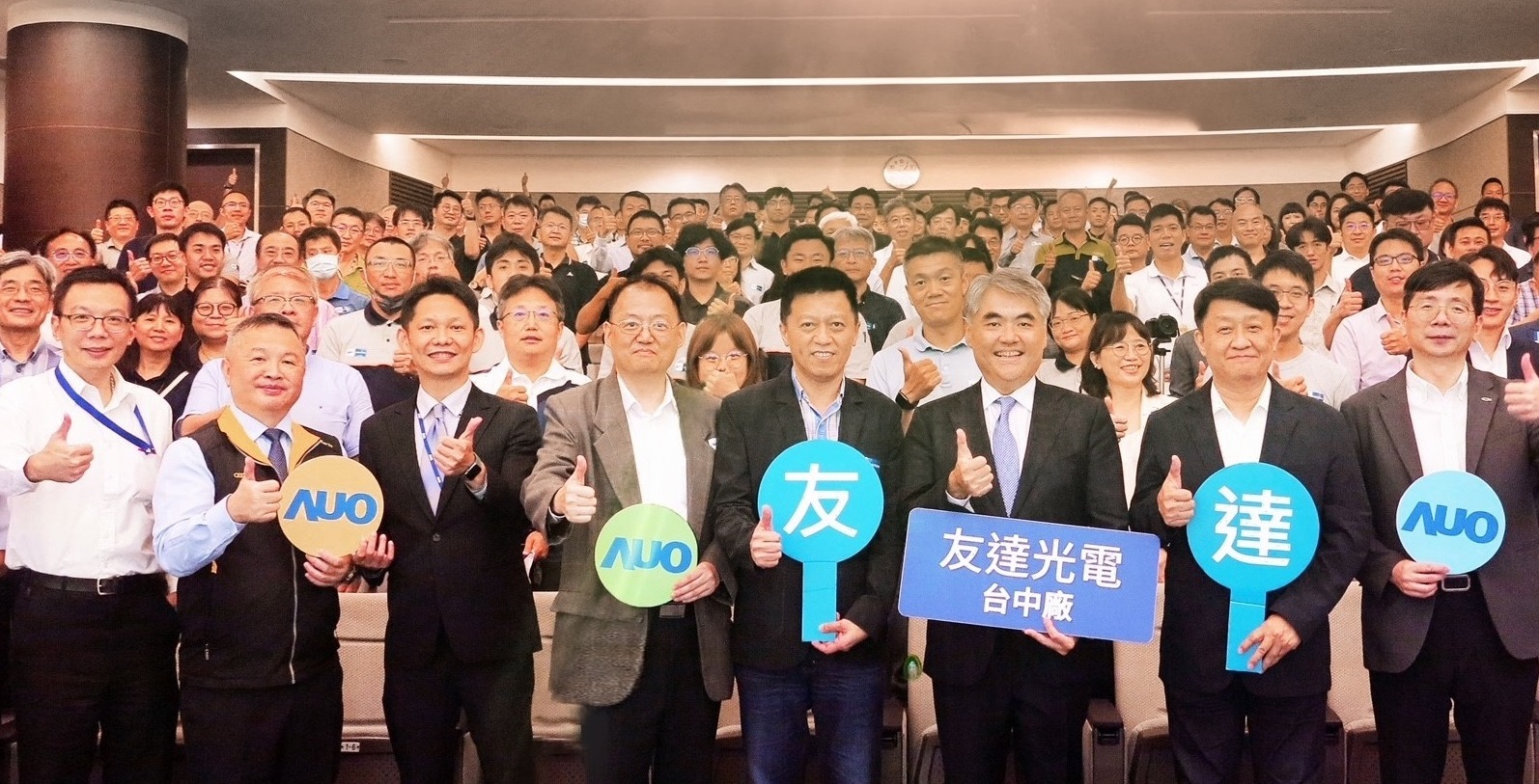 友達以太陽能解決方案領航者，跨足建築領域，4日在台中廠區舉辦「光電建築一體化研討會」，邀請產業先驅共同推動綠化，打造新一代智慧綠建築。