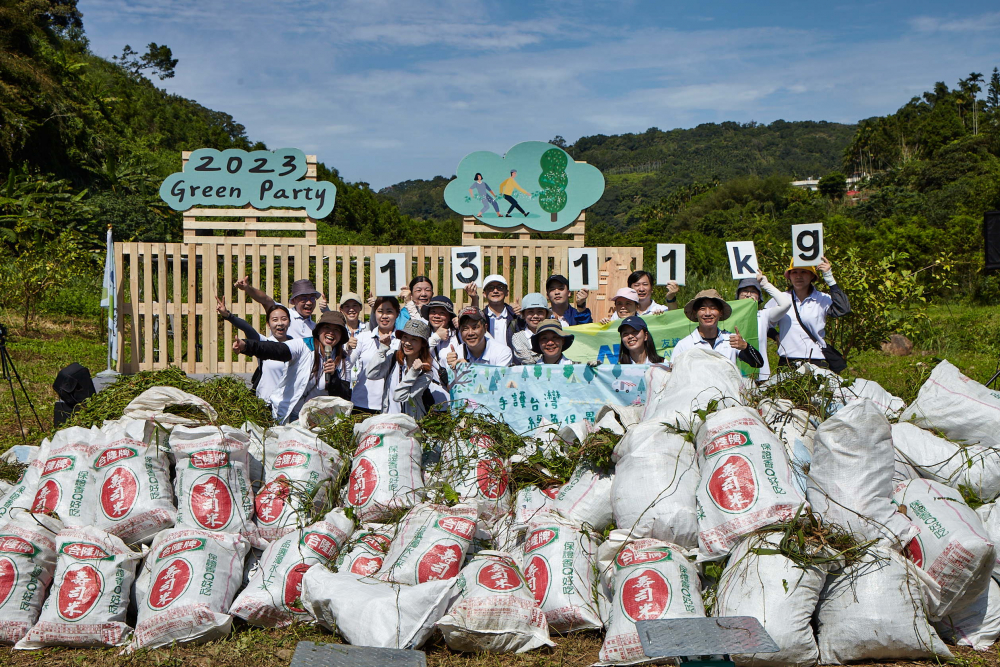 友達集結超過200位志工，攜手移除高達1311公斤的外來入侵種「小花蔓澤蘭」
