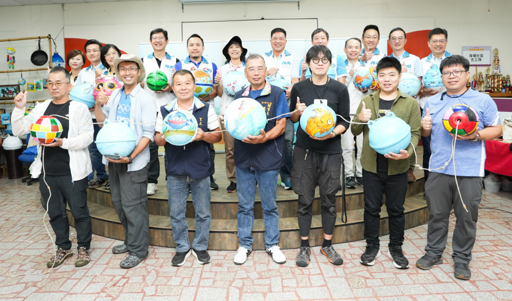 友達光電暨友達永續基金會董事長彭双浪與農業部林業及自然保育署新竹分署夏分署長、供應商夥伴、在地鄰里協會、社企團體，以循環再生的海廢浮球倡議從源頭減廢，為地球移除塑膠垃圾，共同「手」護台灣美麗海岸