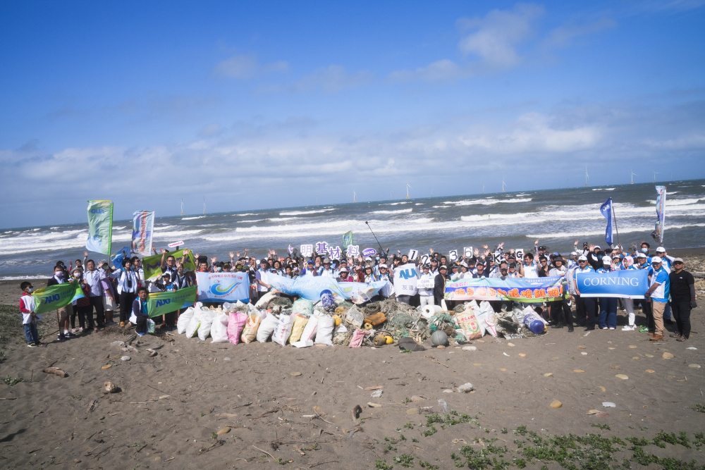 友達永續基金會召集企業志工、產官學和供應商夥伴，在苗栗後龍外埔魚港1340保安林海岸淨攤，齊心協力清除1.2公噸海洋廢棄物，以行動實踐對環境友善的承諾