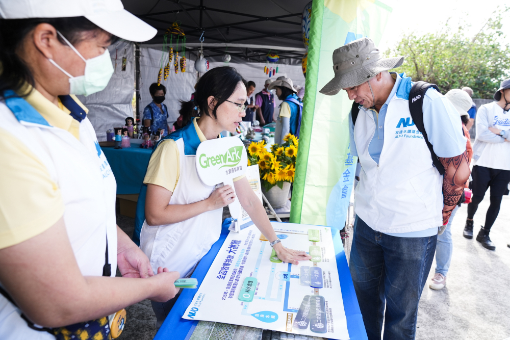 2023年友達永續基金會Ocean Party活動攜手社會企業及地方創生團體，策展食衣行等循環再生環教市集，及電動巴士接駁等低碳活動設計，打造減塑低碳的永續淨灘活動