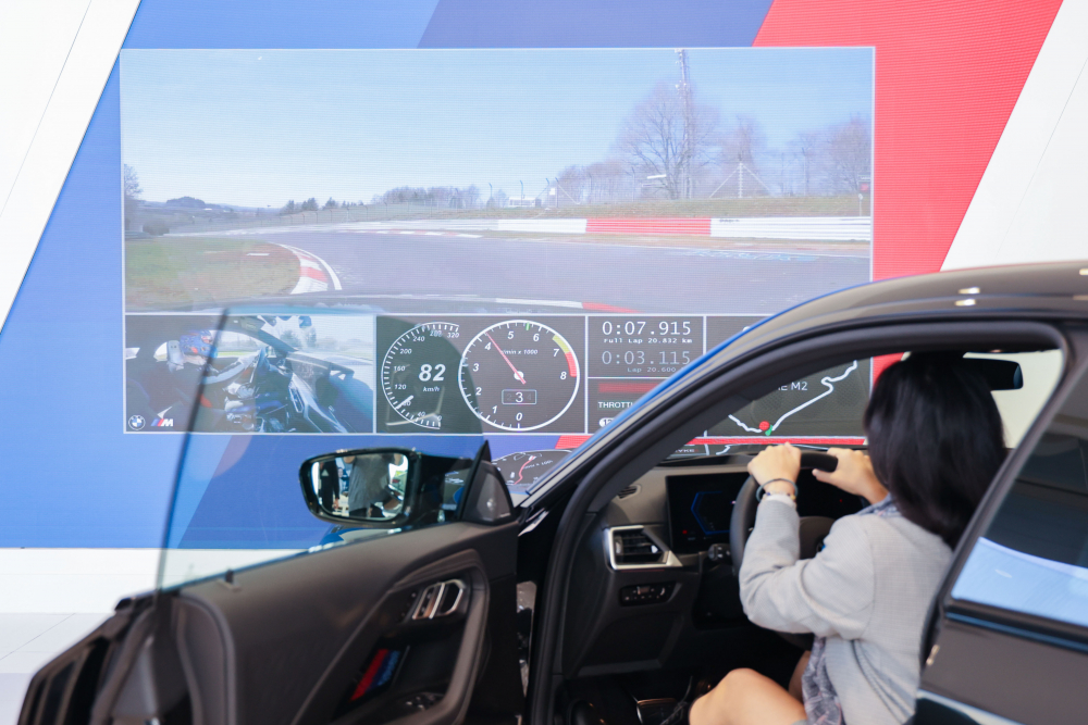 顧客按下虛擬Engine Start按鈕，啟動預選車款的引擎聲浪，螢幕同時呈現德國紐柏林賽道的試駕畫面，坐進車內一秒化身駕駛員馳騁奔騰