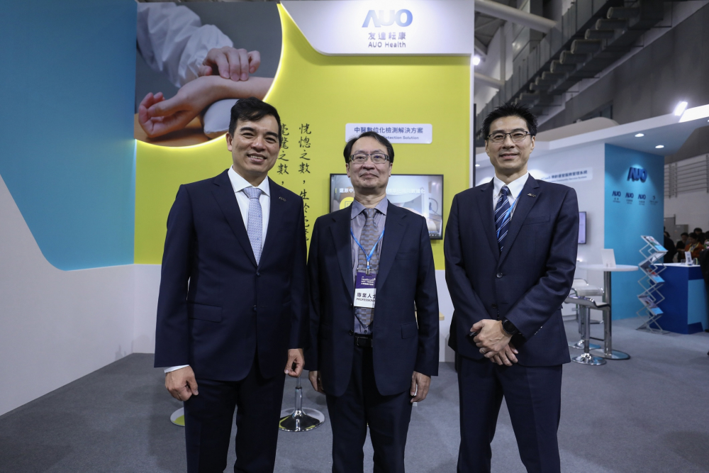 首次於醫療科技展亮相的友達耘康，捐贈數位化檢測設備與研究經費，協助衛福部國家中醫藥研究所打造中醫大數據資料庫。圖由左至右為友達光電執行長暨總經理柯富仁、衛福部國家中醫藥研究所所長蘇奕彰、友達光電智慧醫療事業群總經理廖世宏