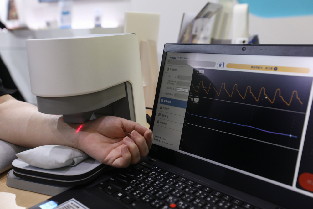 友達耘康脈象檢測系統透過電腦精準控制升降系統，還原中醫師三指把脈過程的舉、按、尋手法，將脈象感受轉化成數據，未來可結合大數據分析，實現智慧醫療及準確性