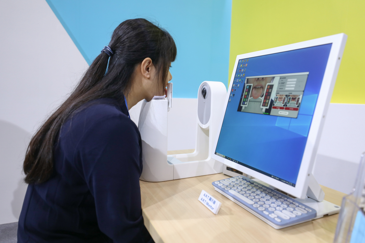 友達耘康延伸友達卓越的感測技術及色彩管理專長，研發出舌象擷取系統，可提供數據化、影像化的檢測結果，輔助醫師與專業醫事人員做為臨床研究、檢測結果評估與檢測紀錄的留存