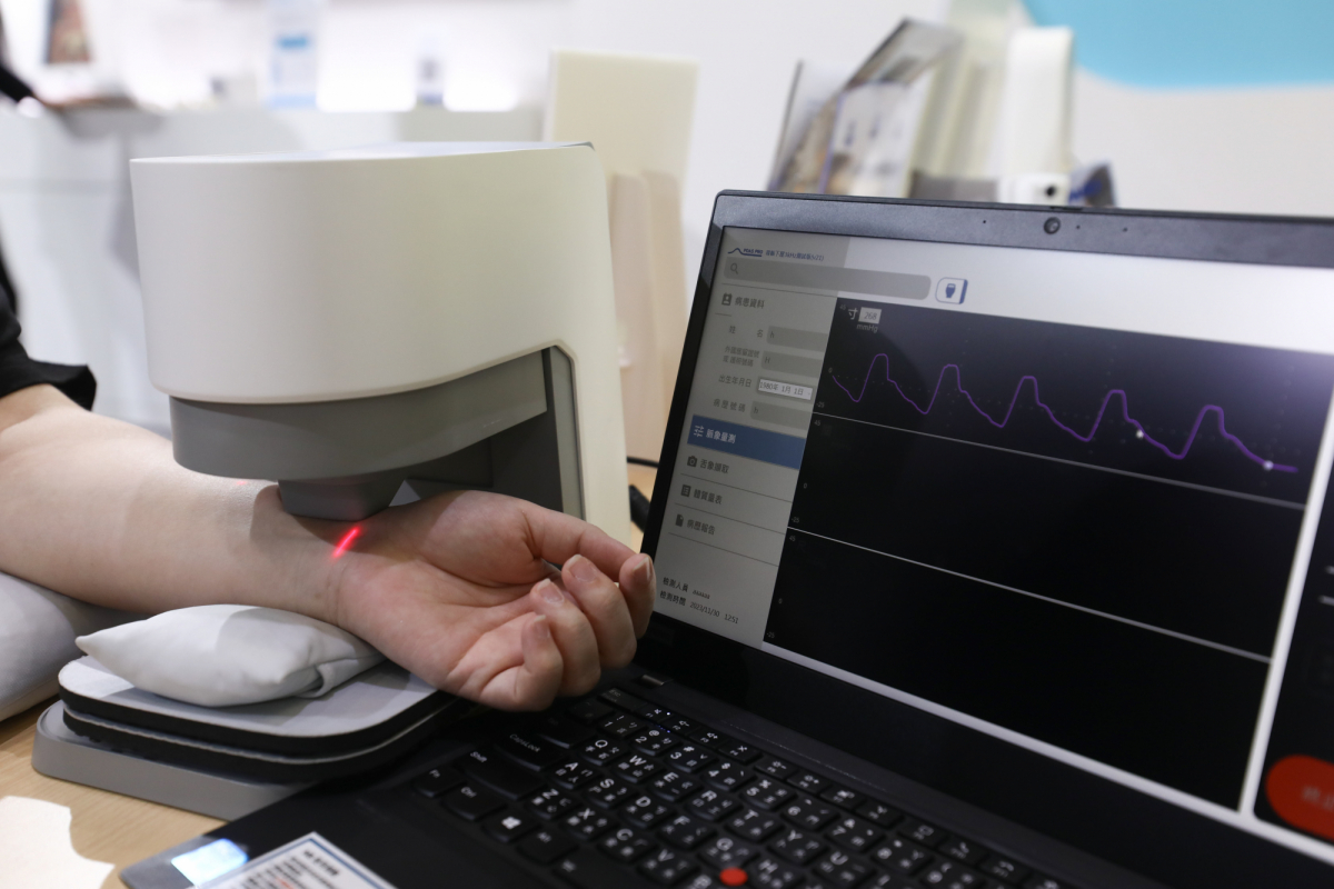友達耘康脈象檢測系統透過電腦精準控制升降系統，還原中醫師三指把脈過程的舉、按、尋手法，將脈象感受轉化成數據，實現智慧醫療及準確性