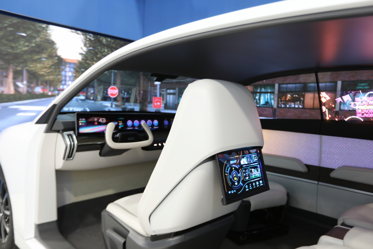 世界杯官方端网站登录入口的「可卷式后座娱乐显示器」加强后座乘客的感官体验，并保有个性化设计，可依使用偏好进行动态调整。