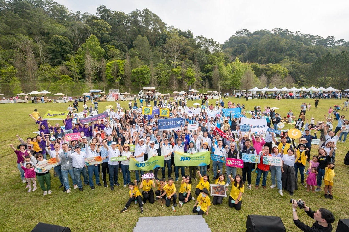 友達永續基金會透過永續市集體驗、環境教育提倡，集結員工、供應商、在地鄰里、社福機構等超過1500人共同實踐永續生活