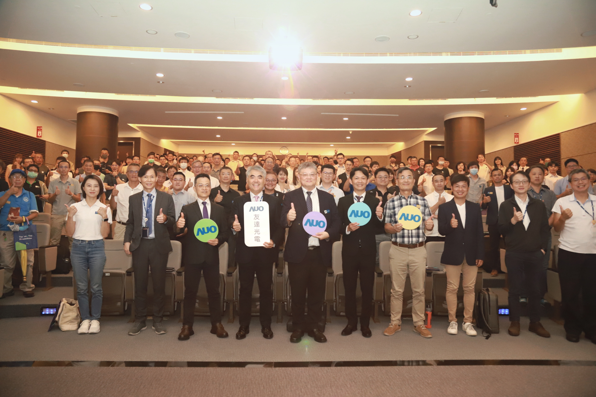 友達光電邀請領域專家共研再生能源發展、電力需求及建築物減碳等議題進行交流，盼共擘綠色永續生態圈的嶄新契機。