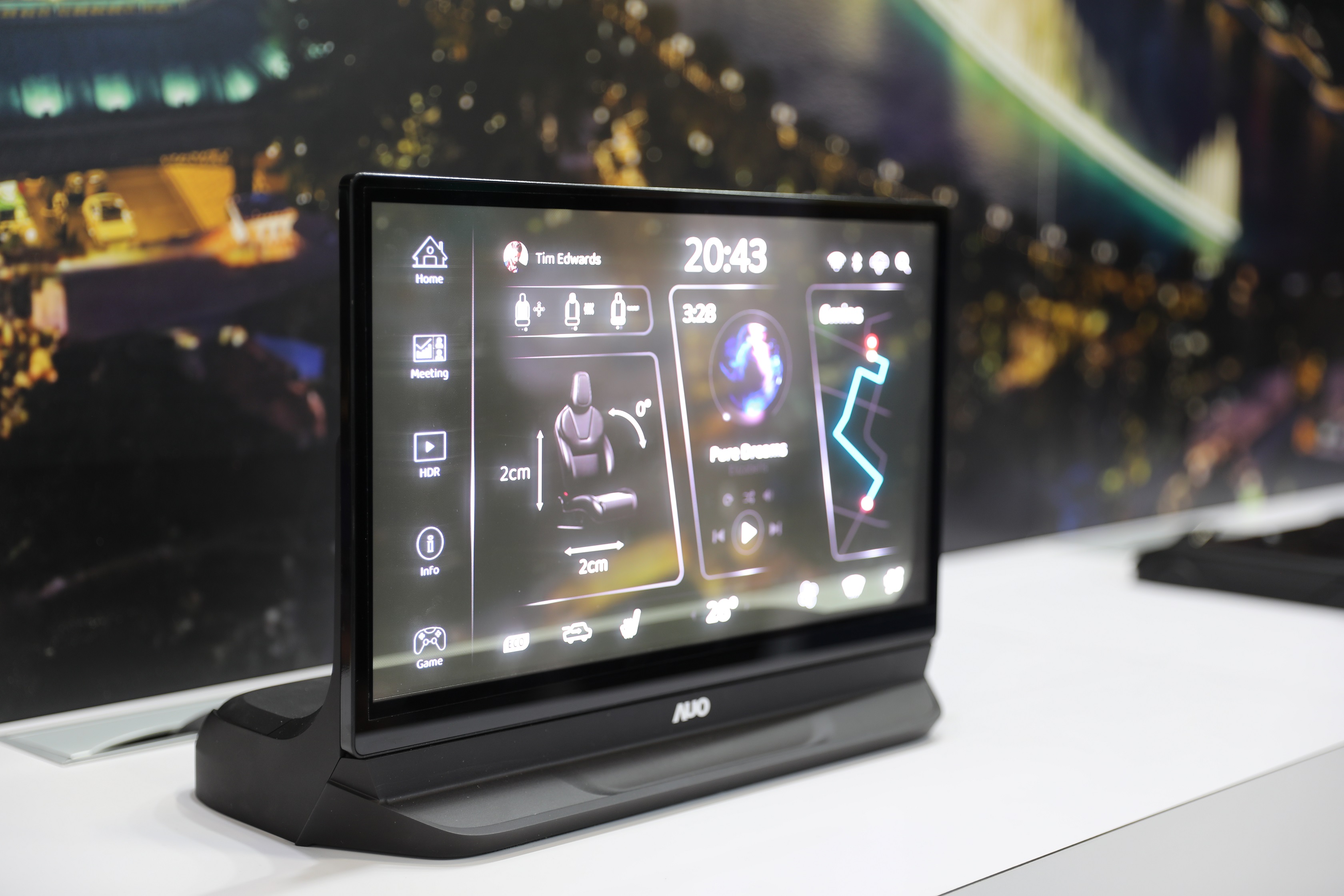 友達將Micro LED透明顯示技術整合黑切換技術的解決方案，釋放強大的技術自主開發能力，跨越室內外應用界限，開創業界第一台17.3吋快速黑切換透明觸控Micro LED顯示器