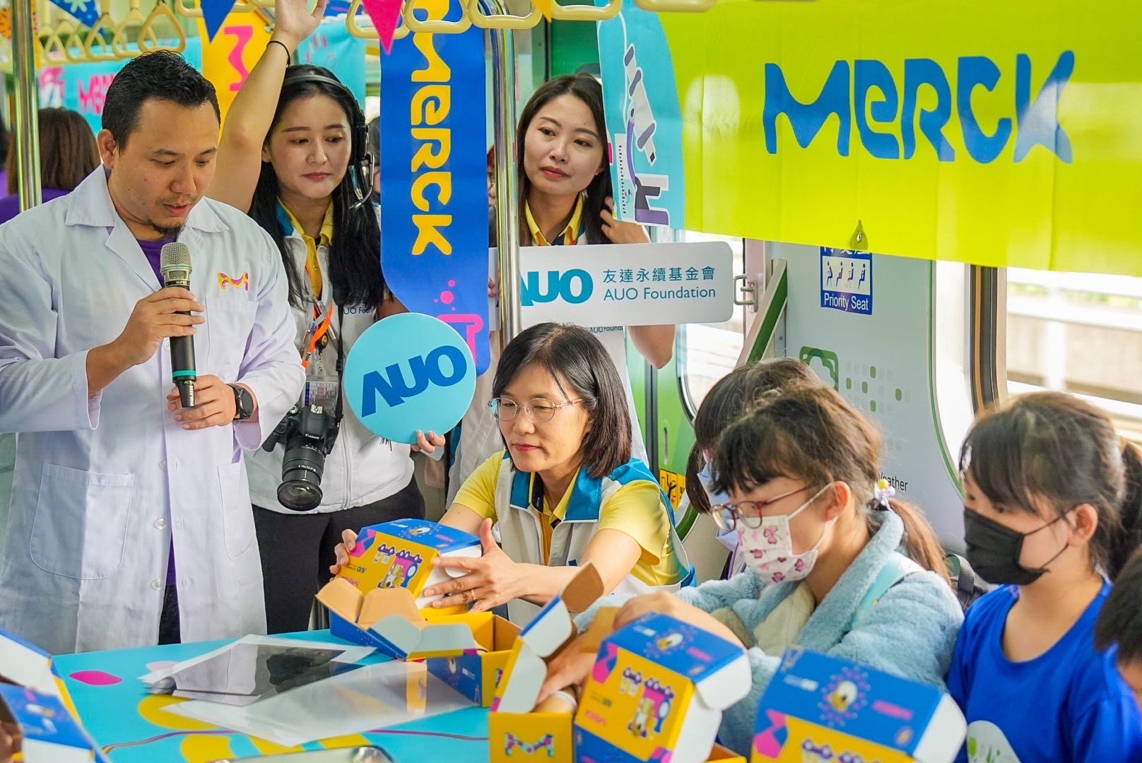 友達以光電、再生能源、水資源三大核心，設計「再生能源和循環經濟」多元永續教育主題，並攜手供應鏈夥伴默克開發創意科學教材及實作體驗，期讓永續素養透過科學探索向下扎根