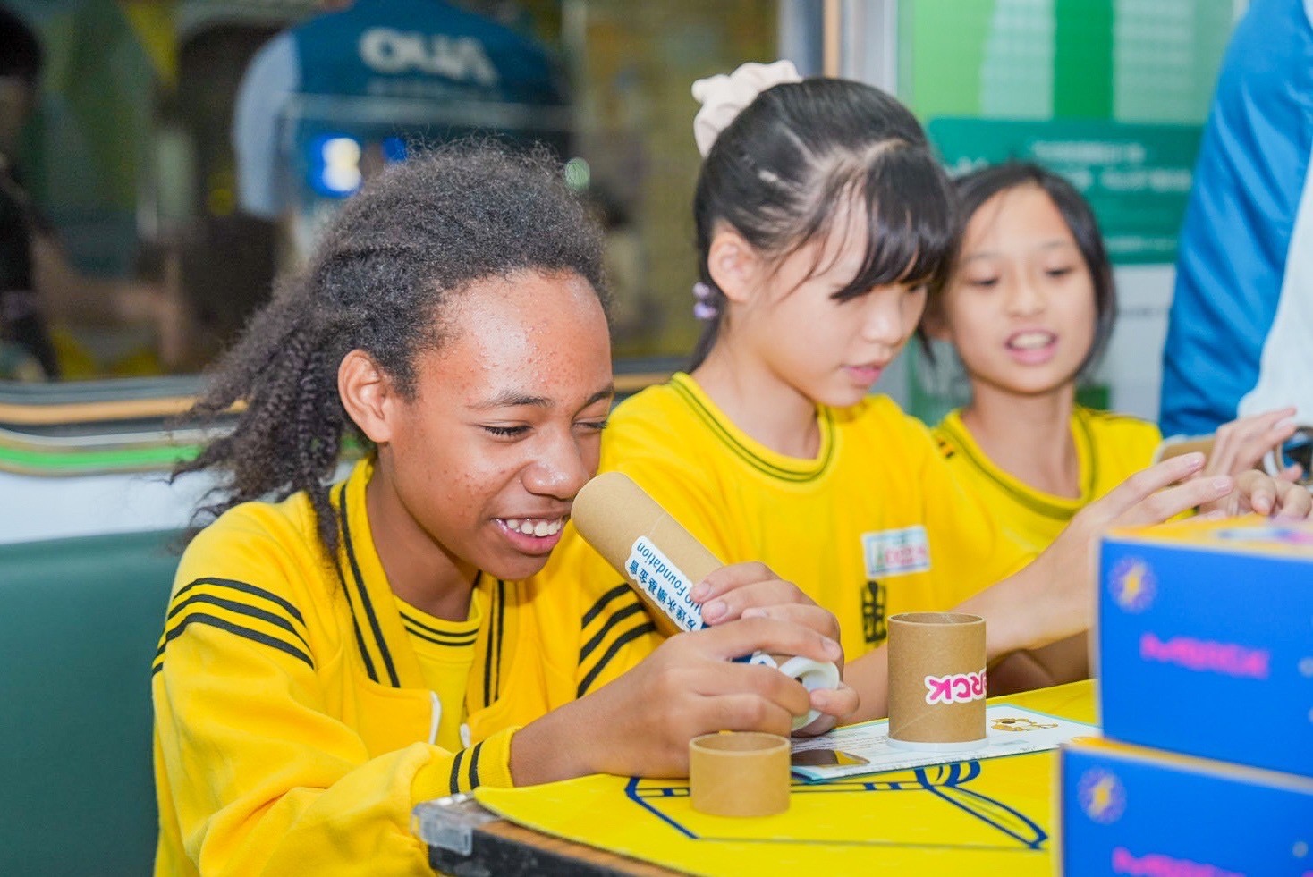 友達與默克分別回收不再使用的偏光片及液晶顯示模組，設計光電課程「玩轉光與闇」，讓學生們親手製作偏光萬花筒與簡易液晶顯示器，實踐循環再生的永續理念