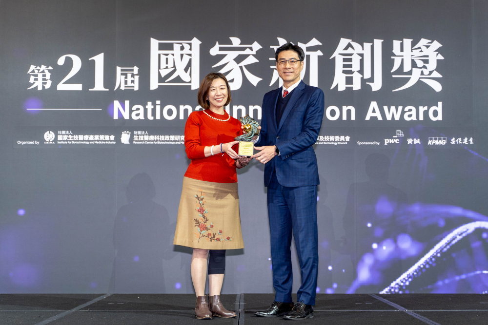 友達旗下子公司友達耘康與達擎分別以「中醫數位化檢測解決方案」及「寬視角3D醫療顯示器」獲得第二十一屆國家新創獎「智慧醫療與健康科技」類別的「企業新創獎」與「國家新創精進獎」兩項殊榮。圖左為衛生福利部政務次長林靜儀、圖右為友達光電智慧醫療事業群總經理廖世宏