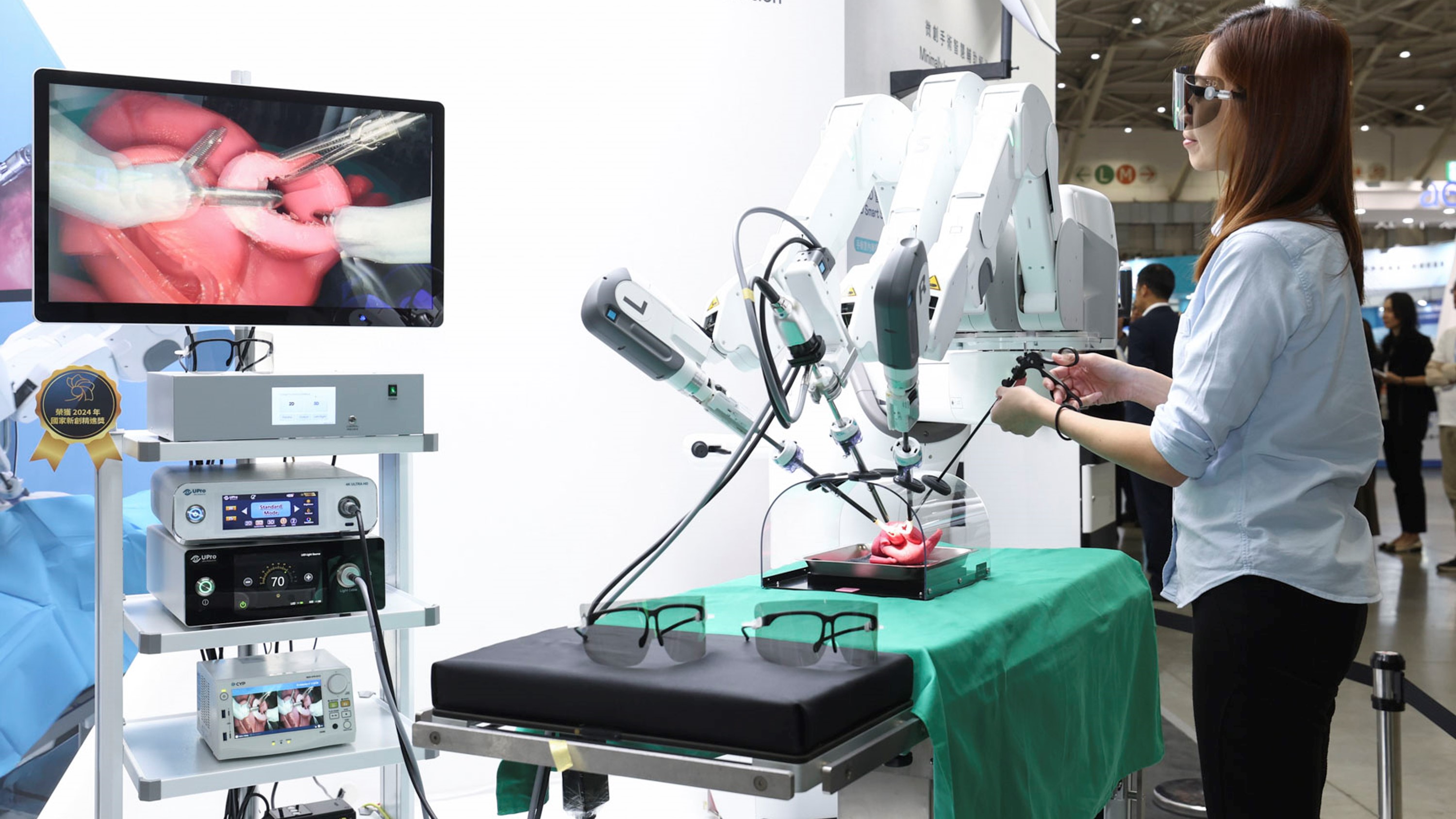 達擎寬視角3D醫療顯示器可應用於機器人手術即時3D解決方案，提供醫療團隊即時、同步的3D手術影像，提升溝通效率與手術安全性