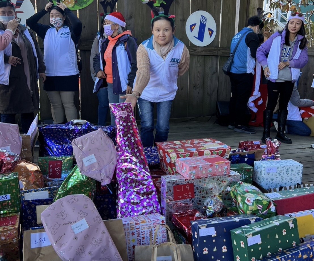 友達永續基金會「圓夢列車」年年迴響熱烈，認捐同仁精心挑選禮物、巧手包裝，整理成隊後，將祝福一一打包送出