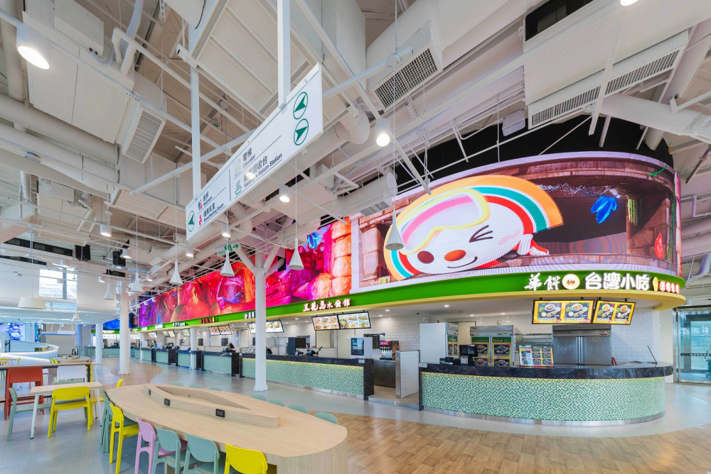 友達穩步推動雙軸轉型策略，旗下子公司達擎攜手傑可達數位與零售業者統一超商合作，為全新改裝開幕的「清水服務區」打造首創的裸視3D體驗牆