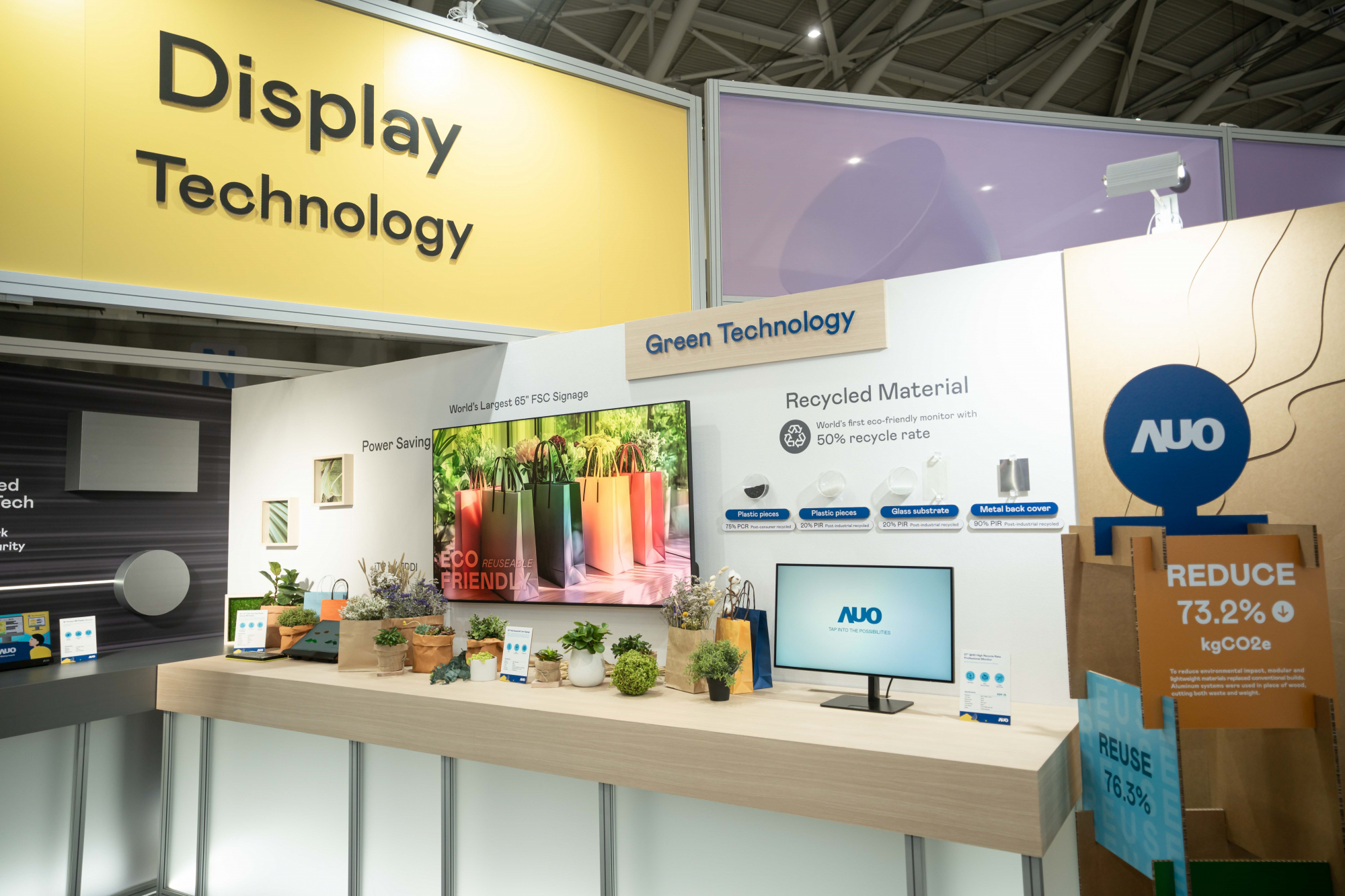 友達Touch Taiwan 2025雙展位再度獲etouch 綠色裝潢設計獎肯定；智慧顯示展位以鋁製模組系統取代傳統木作施作，並在相關裝潢物與設計使用可回收、可重複使用的材料，體現低碳與循環精神。