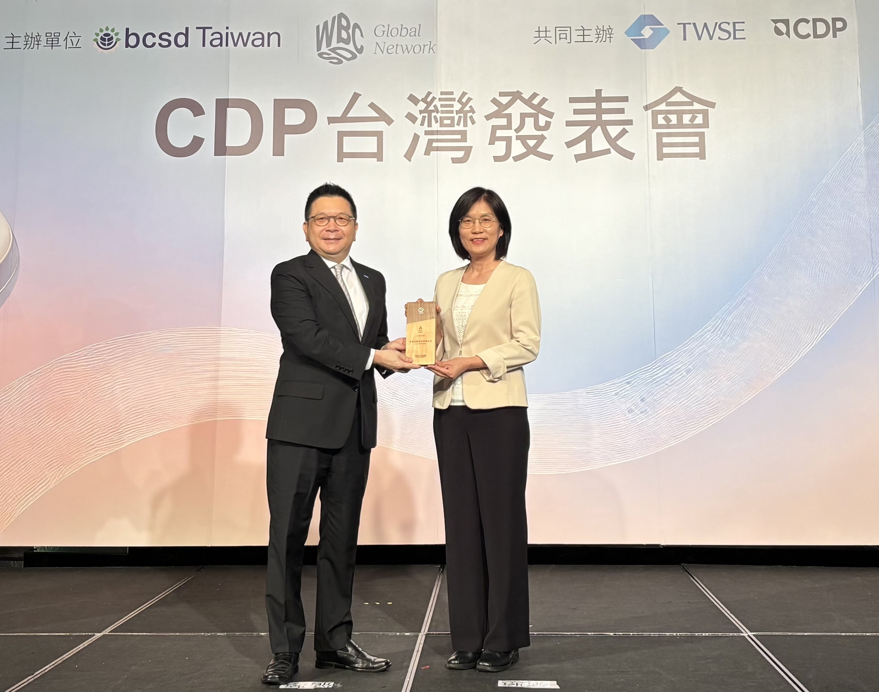 友達永續成果再獲國際評比肯定，獲頒CDP氣候與水資源雙項領導力評級。今由臺灣證券交易所董事長林修銘（左）頒獎，友達光電永續長古秀華（右）代表受獎