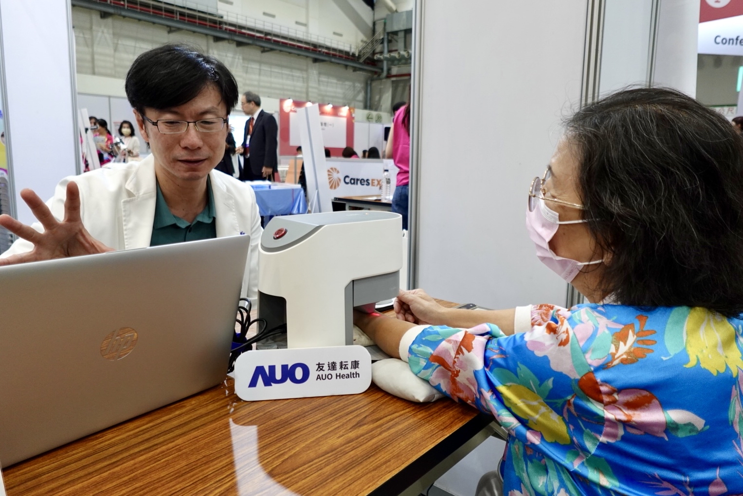 友達耘康與台北市中醫師公會於「2025台北國際照顧博覽會」攜手合作，提供參訪民眾中醫數位化檢測體驗與健康諮詢