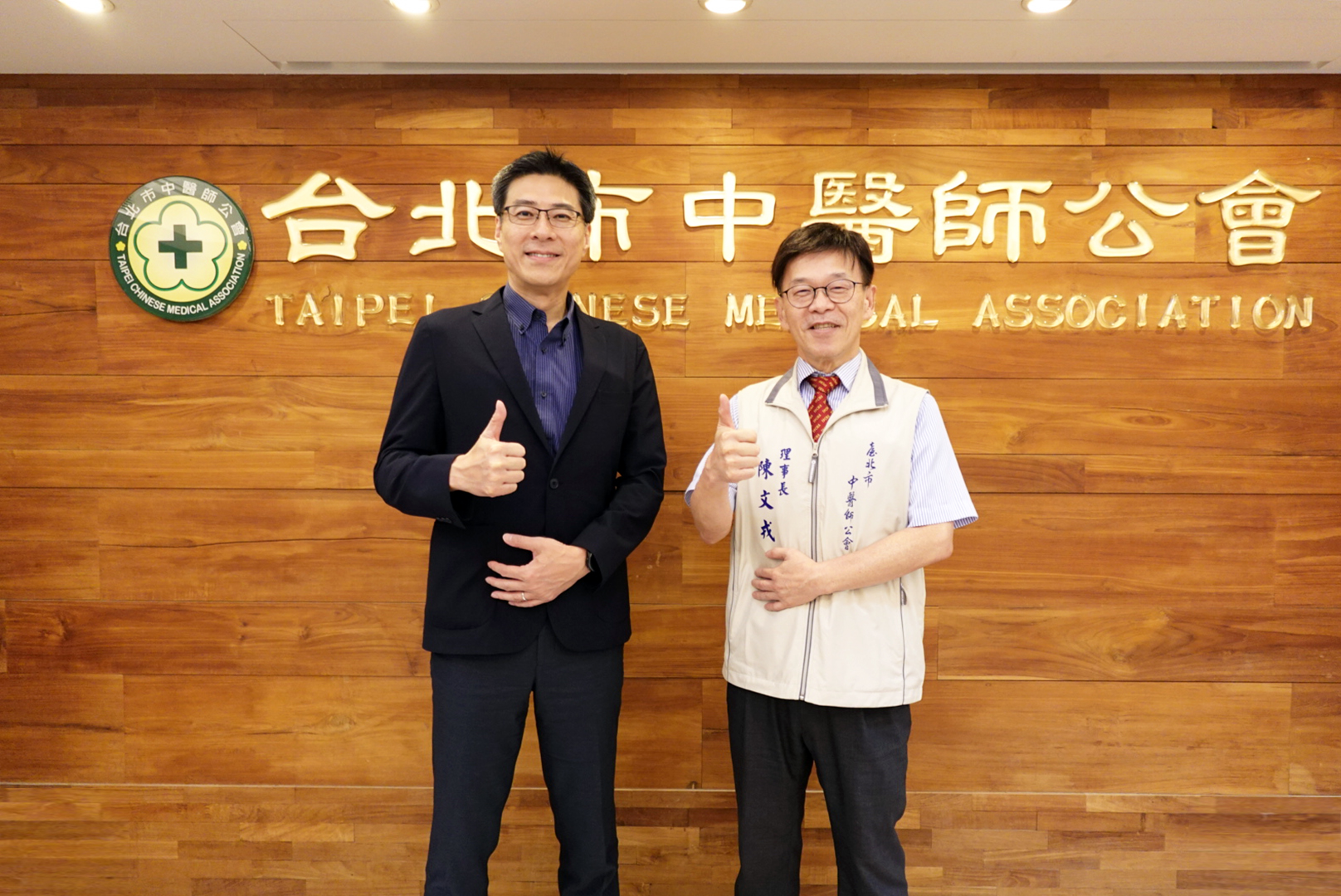 友達耘康積極推動中醫數位化，以創新技術與研發能量串連各界專家，共同建構智慧中醫生態圈；圖為友達耘康廖世宏董事長（左）與台北市中醫師公會陳文戎理事長（右）