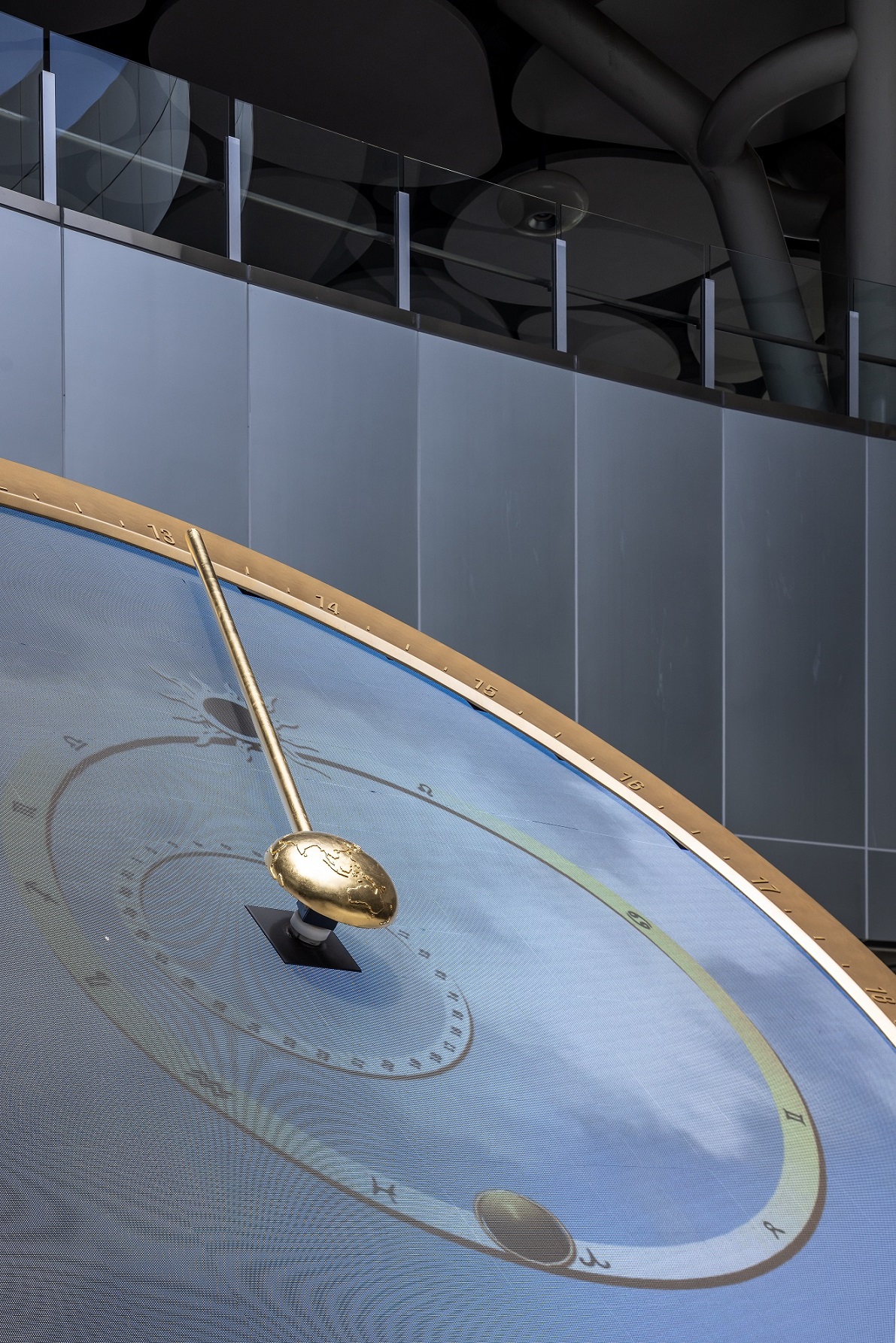 創利空間參與《高雄車站共感空間》公共藝術計畫，擔任視覺科技整合夥伴。於「看時間」天文鐘作品中提供技術指導，整合圓形LED鐘面與鐘體結構，在時間、天象星盤與空間氛圍間生動展演