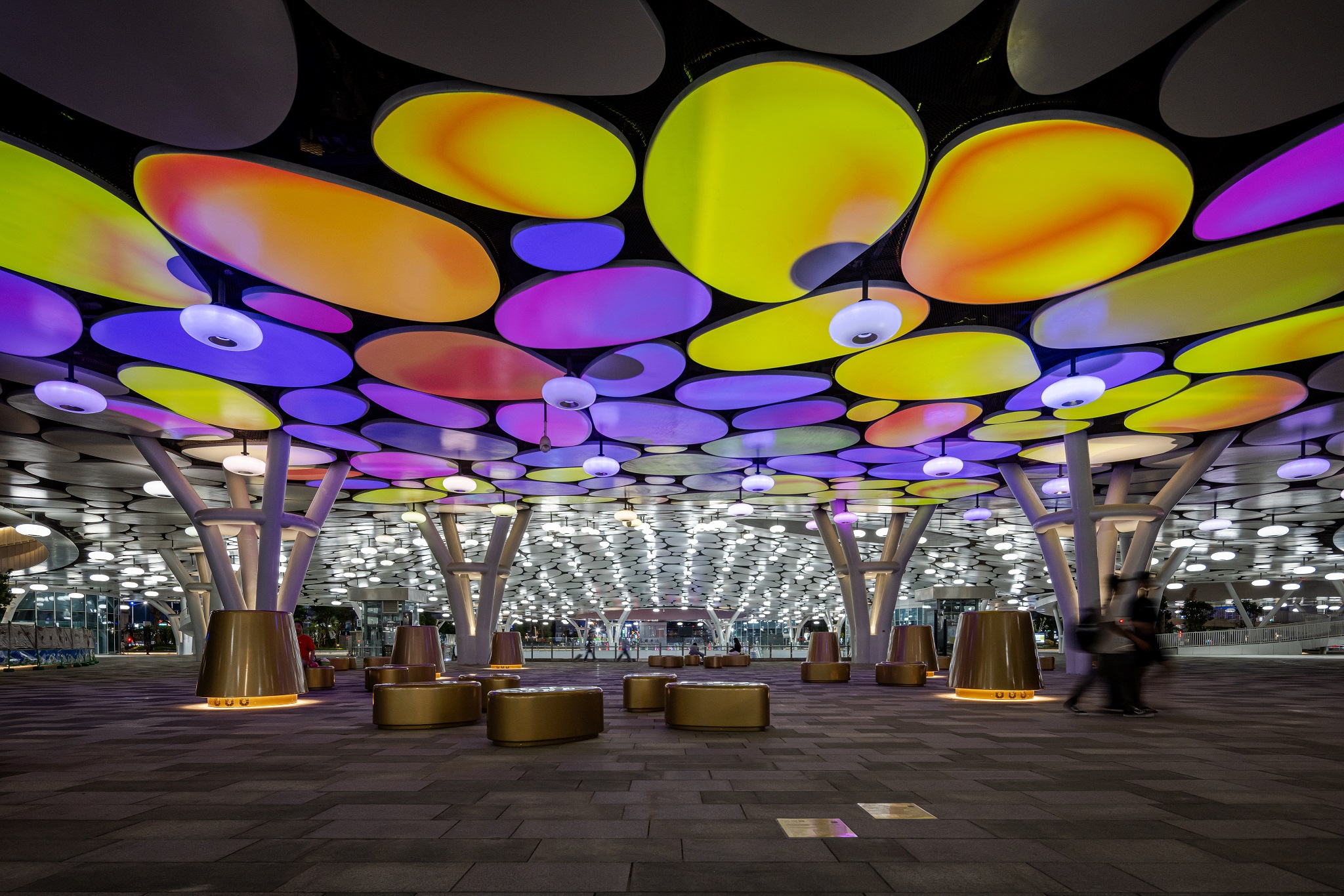 於「染色彩」作品中，創利空間協助藝術團隊將高雄車站天棚2700片鋁製雲朵染上繽紛色彩，從設備設定、光影軟體串接到現場調校，確保光線準確落在雲朵表面，展現層次與意境