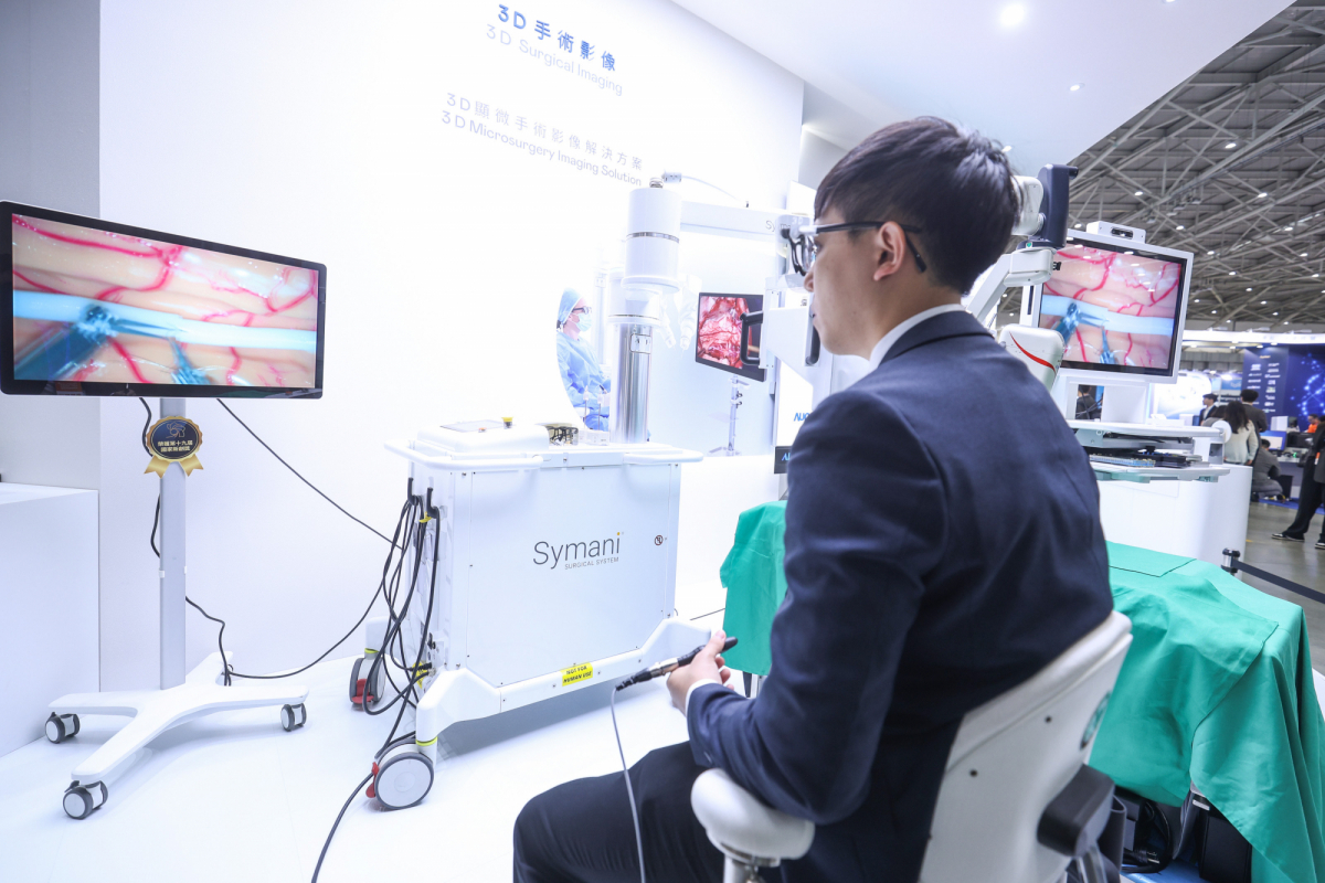 達擎推出「3D顯微手術影像解決方案」，將3D影像技術從腹腔內視鏡手術延伸至神經、血管、淋巴等高難度顯微手術，提供超清晰立體視野，協助醫療團隊在複雜手術中完成精準細膩操作。