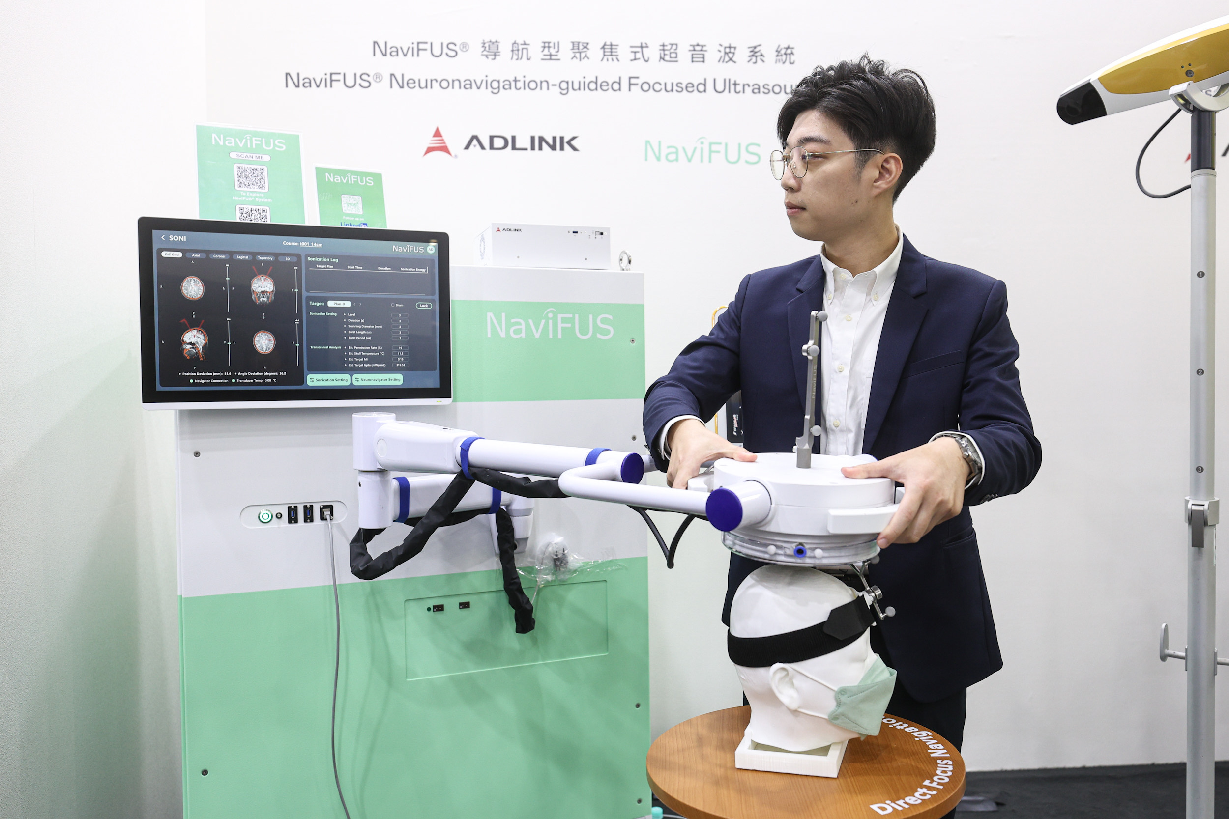 達擎攜手凌華科技與浩宇生醫合作的「NaviFUS&reg; 導航型聚焦式超音波系統」，以凌華醫療級邊緣運算平台為核心，結合光學導航與穿顱超音波技術，非侵入性將能量精準聚焦腦內病灶，可暫時開啟血腦屏障，提升藥物遞送與治療效果。