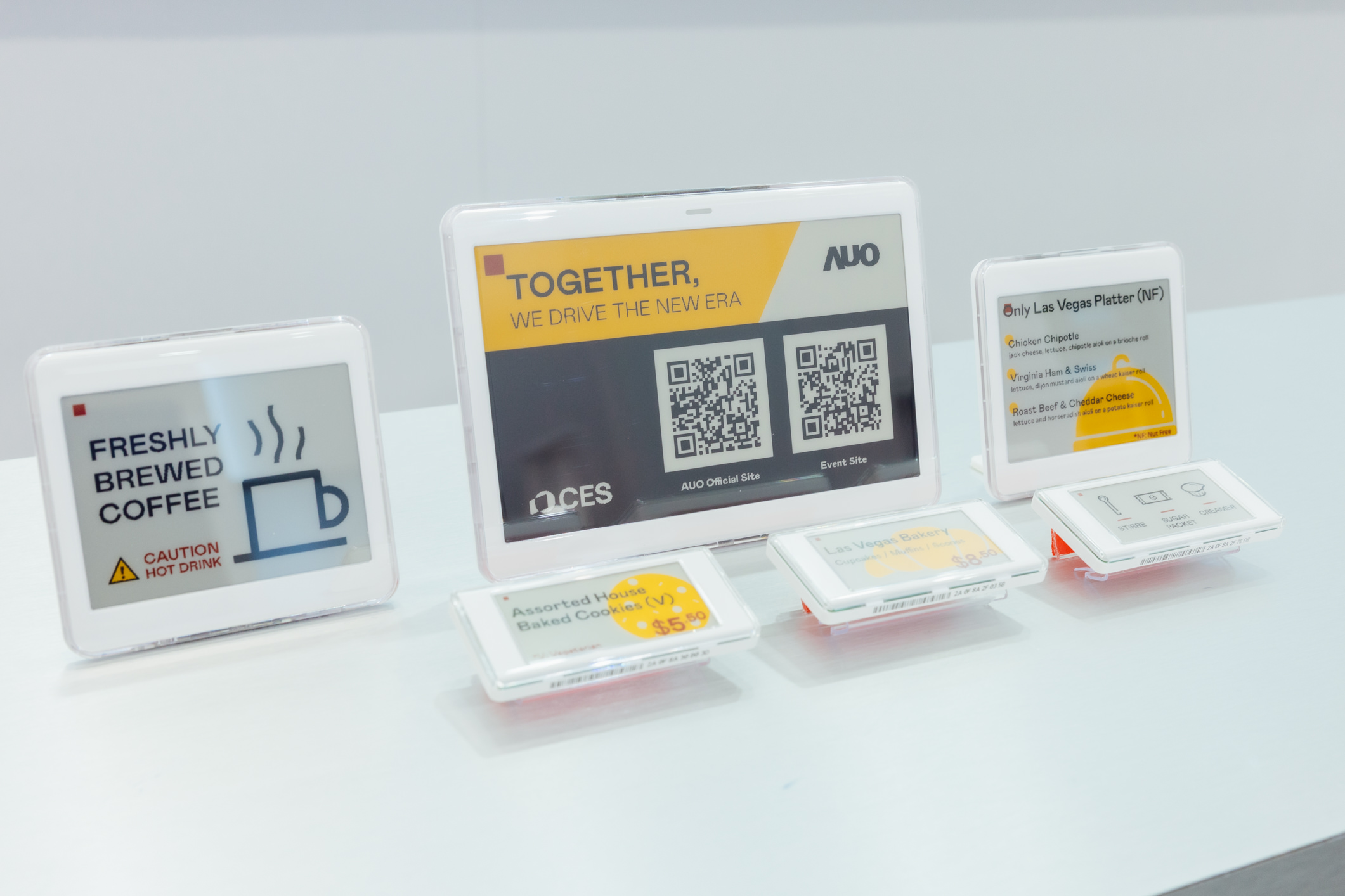 达擎开发的低功耗、全彩的aecoPost电子纸解决方案，仅在更新画面时需要微量的电力驱动，无需布建电线的便捷设计，使其可灵活应用、弹性选择置放处；可搭配aecoTag电子货架卷标解决方案，驱动商店内所有数字广告牌和电子货架卷标，以远程控制实现动态变价，提升门市人员作业效率，并以无纸化落实永续经营目标。