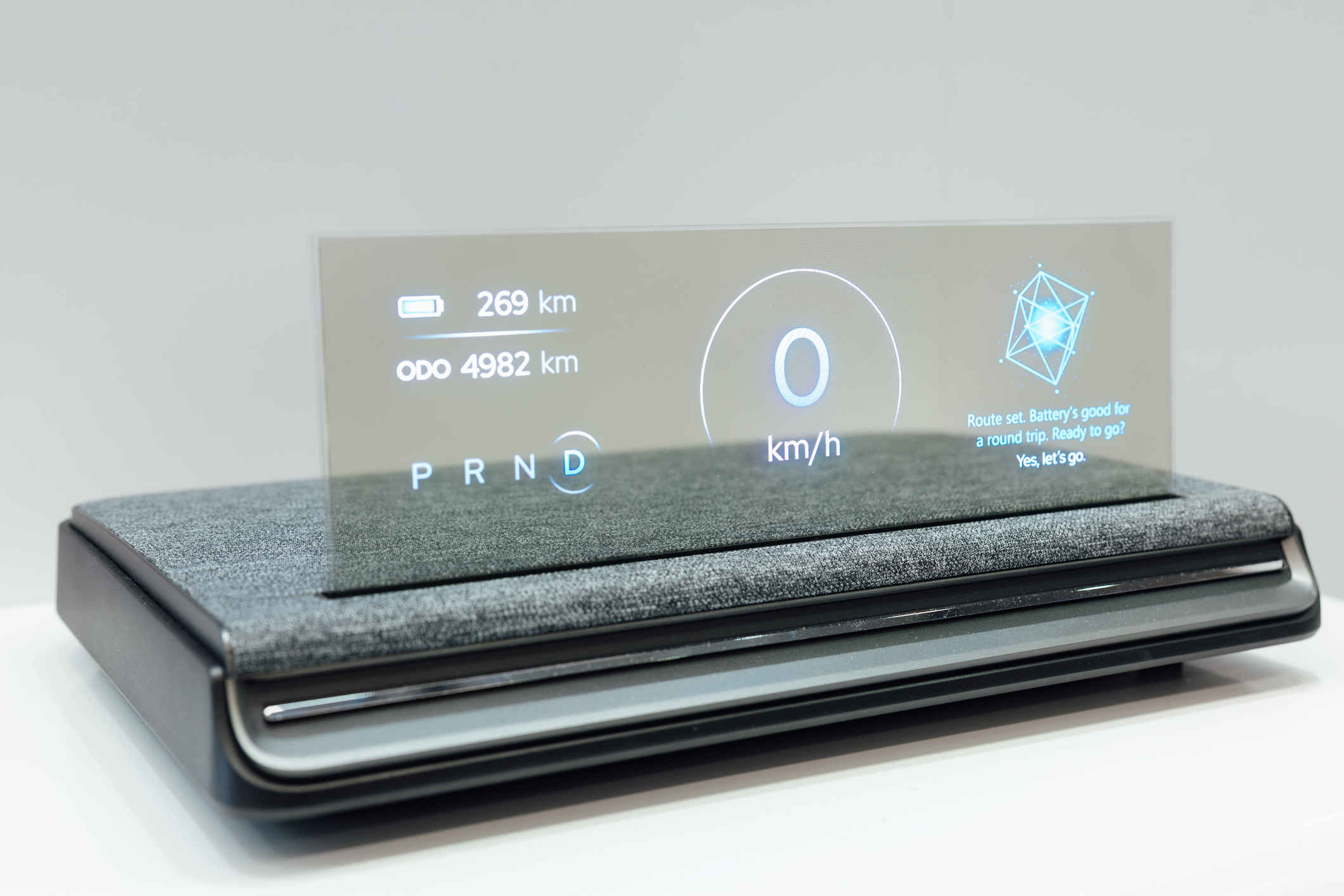 全球首款Aero Module透明Micro LED显示器模块外观轻盈通透，可与数字内容完美融合，提供动态显示、先进控制、个人化沉浸感受。