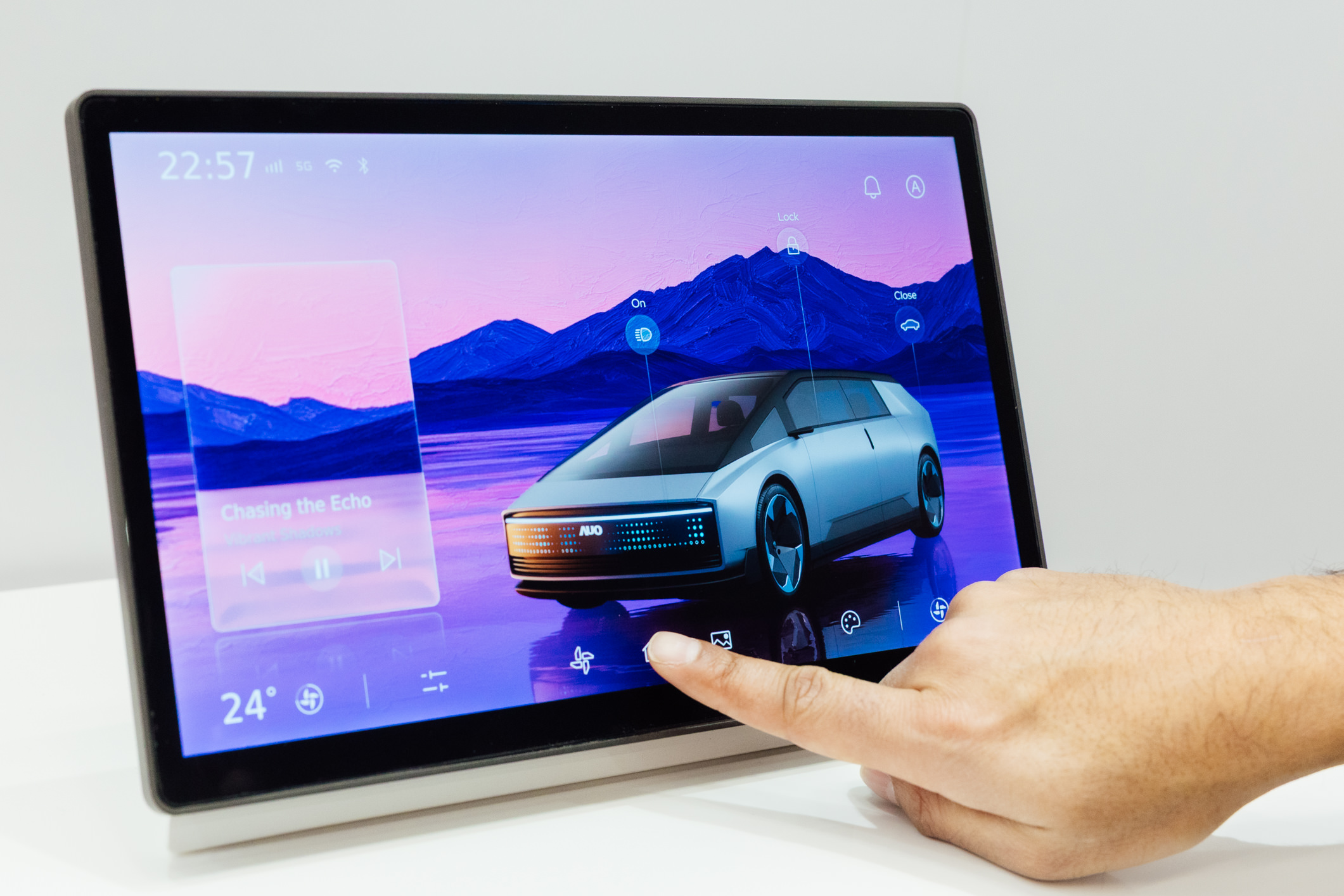 将先进抗反光技术导入于CID中控台呈现全时可视效果，并支持与座舱环境完美融合，带来清晰且不干扰的驾驶与座舱操作体验，兼容座舱质感与行车安全。