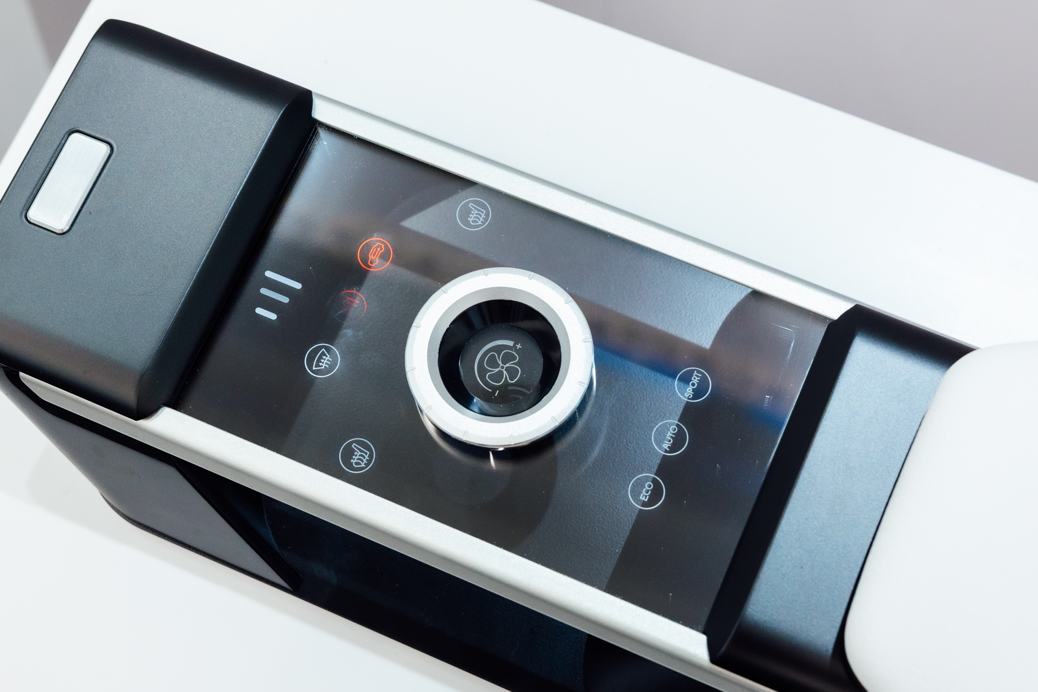 以极简设计打造的CrystalSense Console，为中央扶手区带来创新突破，将功能隐藏于简约的外观中，并采用悬浮式旋钮搭配玻璃面板与主动触觉回馈，仅在操作时才显现功能选单，提供直觉且可自定义的互动体验。